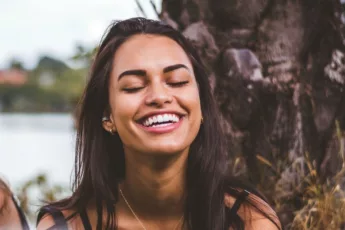 7 Simple Tricks That Might Help You Get White Teeth Without Bleaching Them