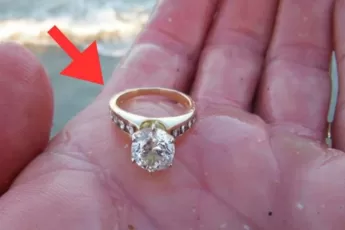Woman Finds Diamond Ring On Beach – When Jeweler Sees It, He Turns Pale