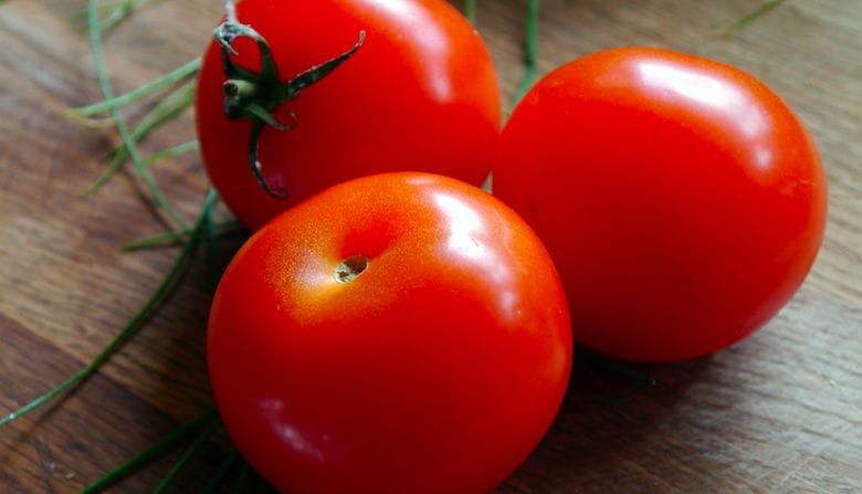 Handy! If You Do THIS With Your Store-bought Tomatoes They’ll Stay Fresh For Much Longer!